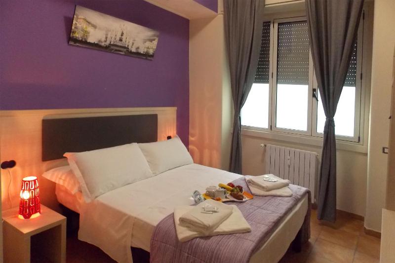 Standard Double Room with Shared Bathroom image 2