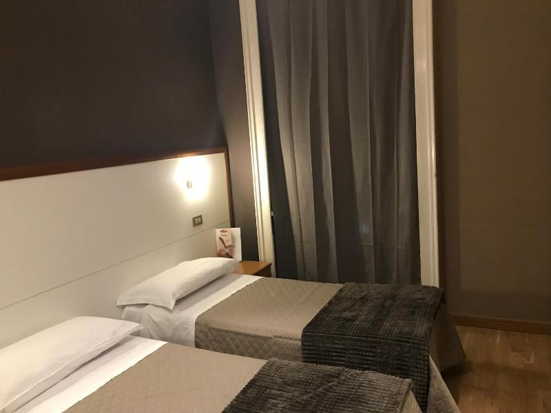 Twin Room image 3