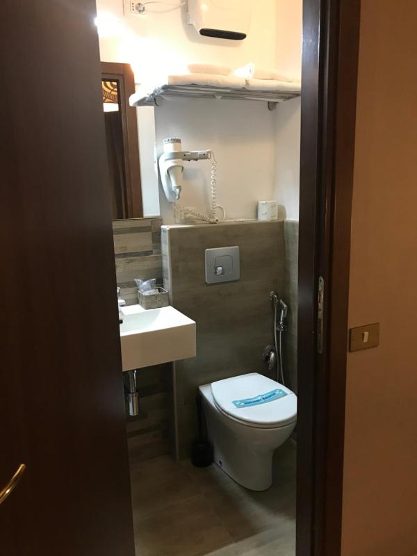 Double Room image 4