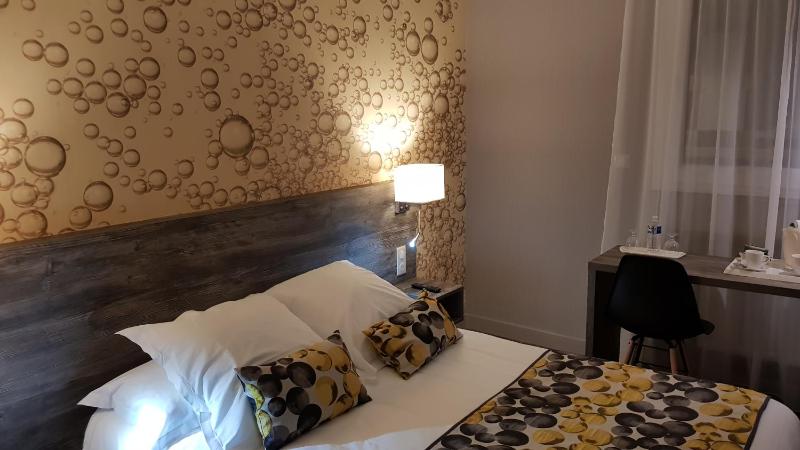 Standard Twin Room image 3