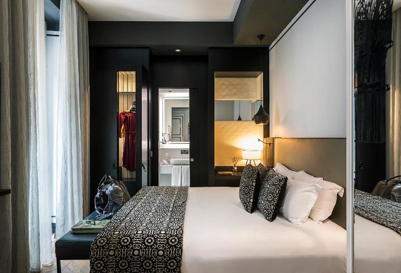 Studio with Balcony image 4