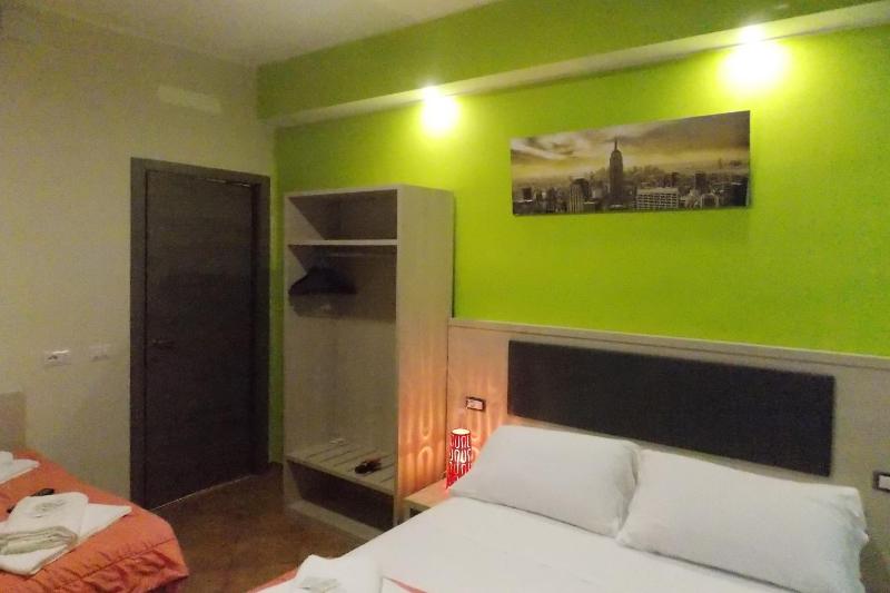Classic Triple Room image 2