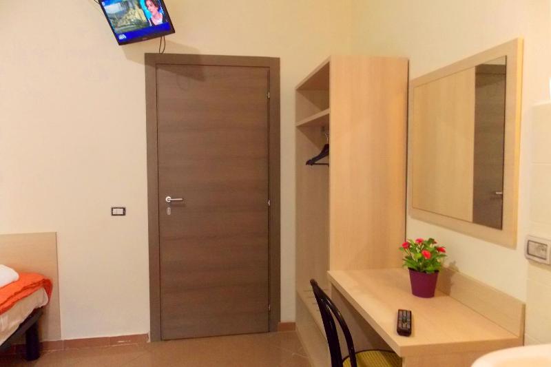 Standard Double Room with Shared Bathroom image 3