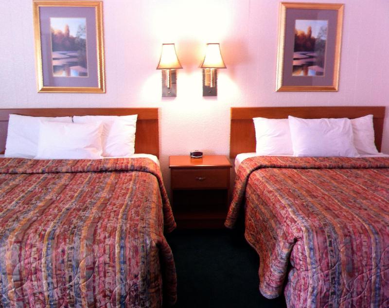 Queen Room with Two Queen Beds image 4