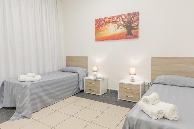 Economy Twin Room image 1