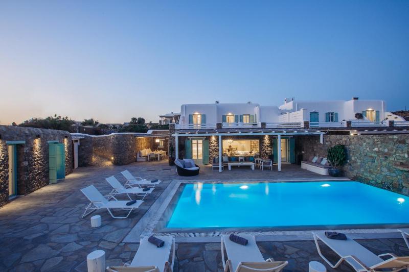 Mando Pool Villas w Sea Views - Five Bedrooms - image 9