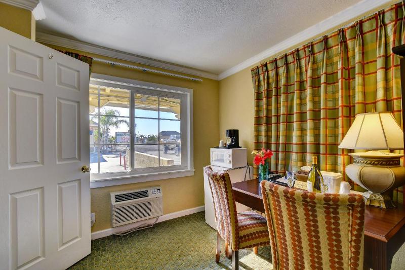 Queen Room image 3