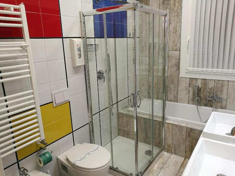 Deluxe Room with Bath image 3