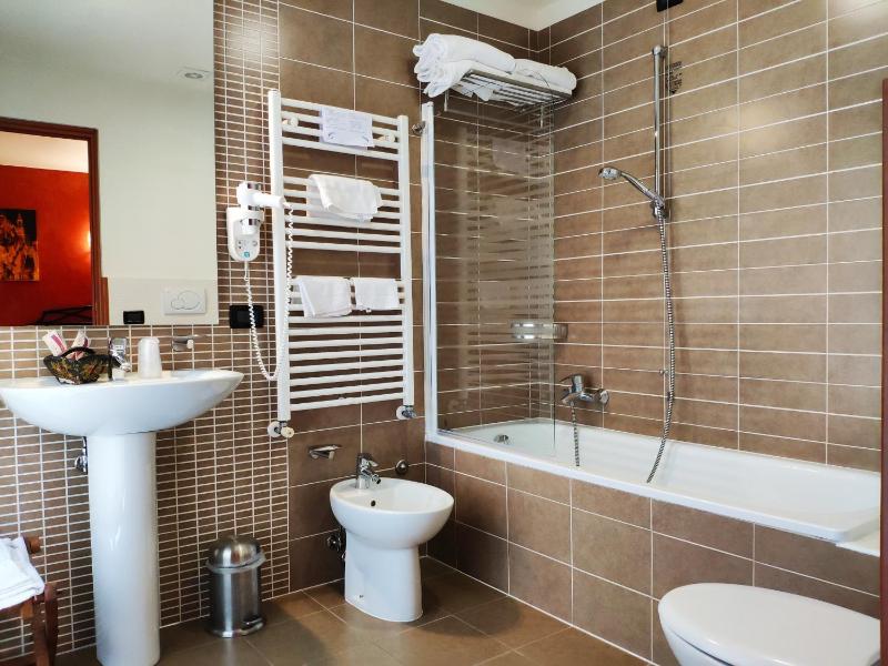 Quadruple Room with Private Bathroom image 2