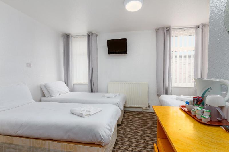 Quadruple Room with Bathroom image 4