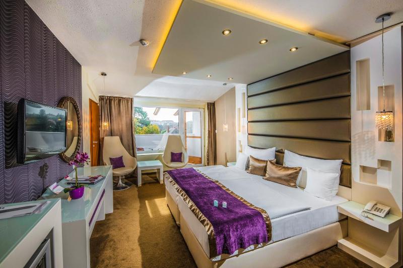 Double Room with Extra Bed (2 Adults + 1 Child) image 3