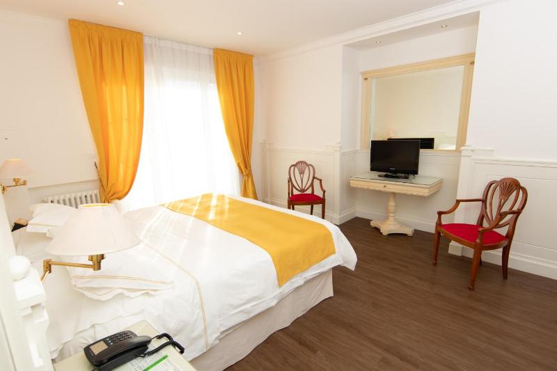 Deluxe Double Room image 2