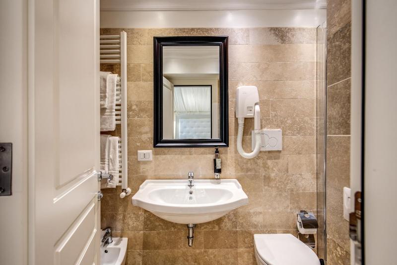 Double Room image 3