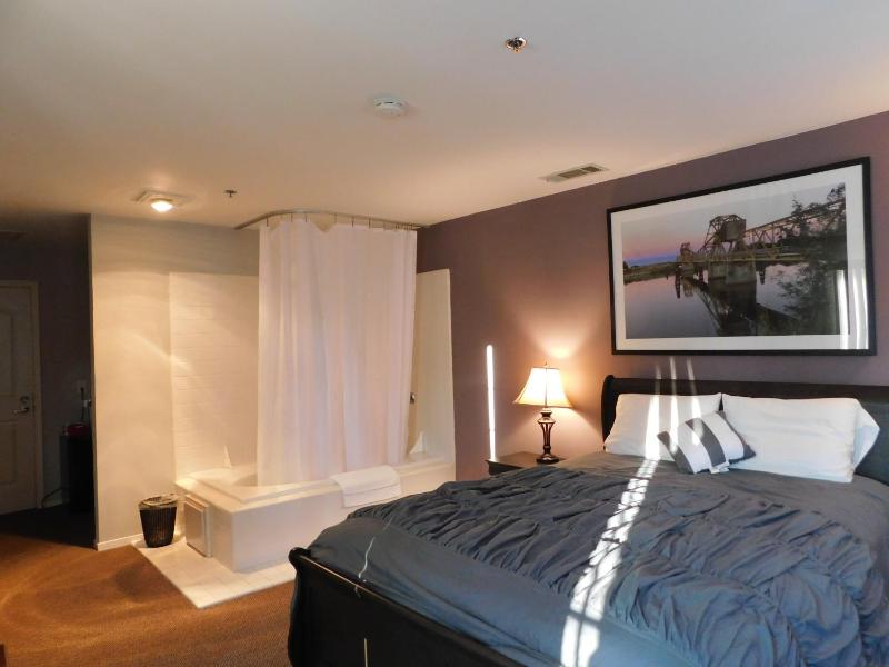 Queen Room with Spa Bath image 2