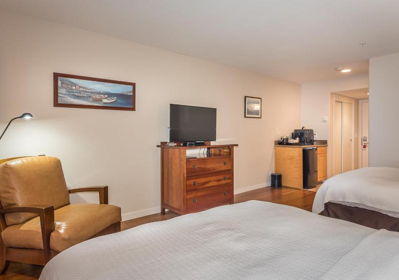 Queen Room with Two Queen Beds image 2