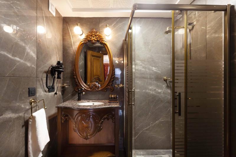 Deluxe Room (2 Adults + 1 Child) image 2