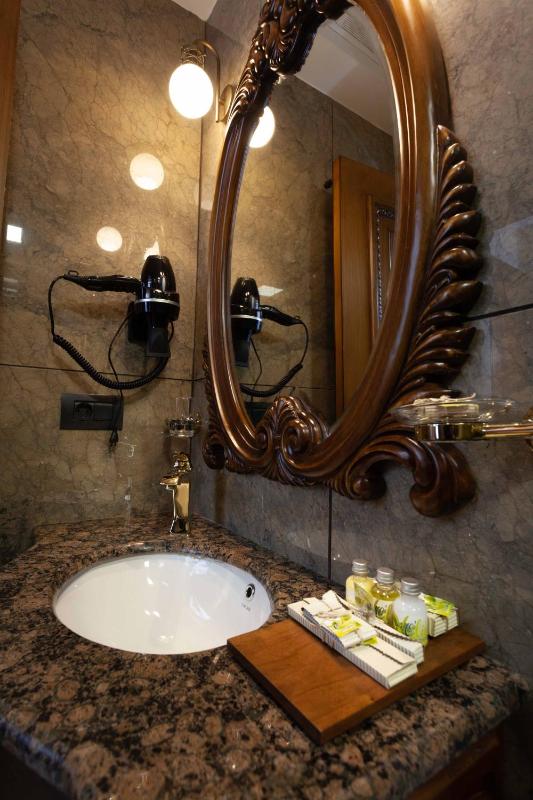 Standard Queen Room image 3