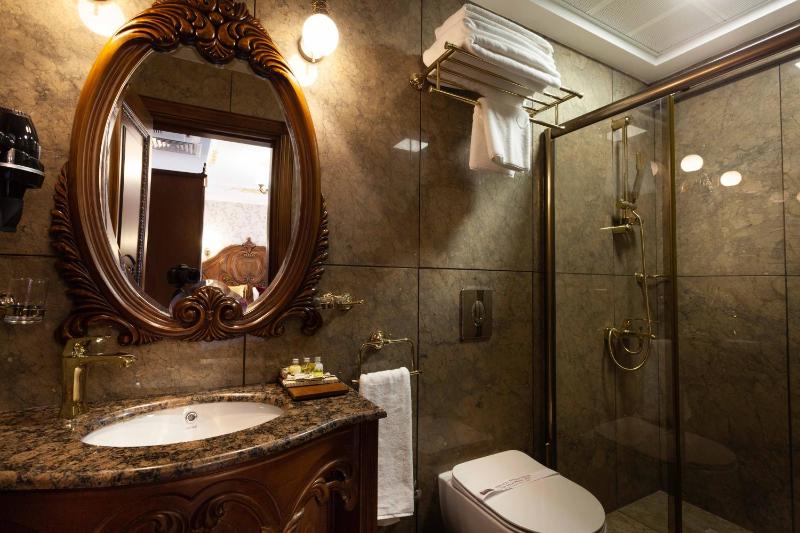 Standard Queen Room image 4