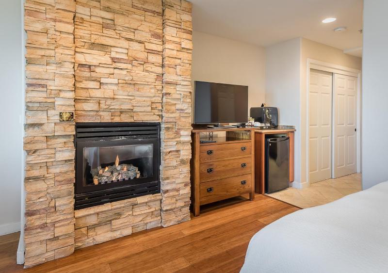 Deluxe Queen Room with Two Queen Beds with Ocean View image 3