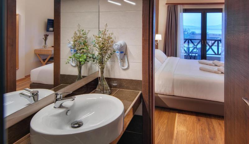 Standard Double Room with Lake View image 4