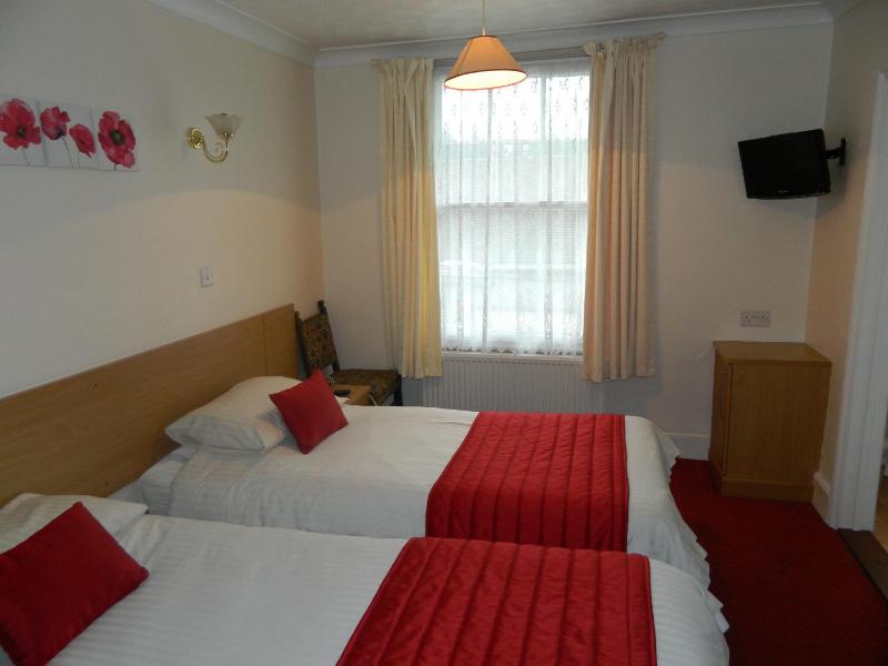Twin Room image 4