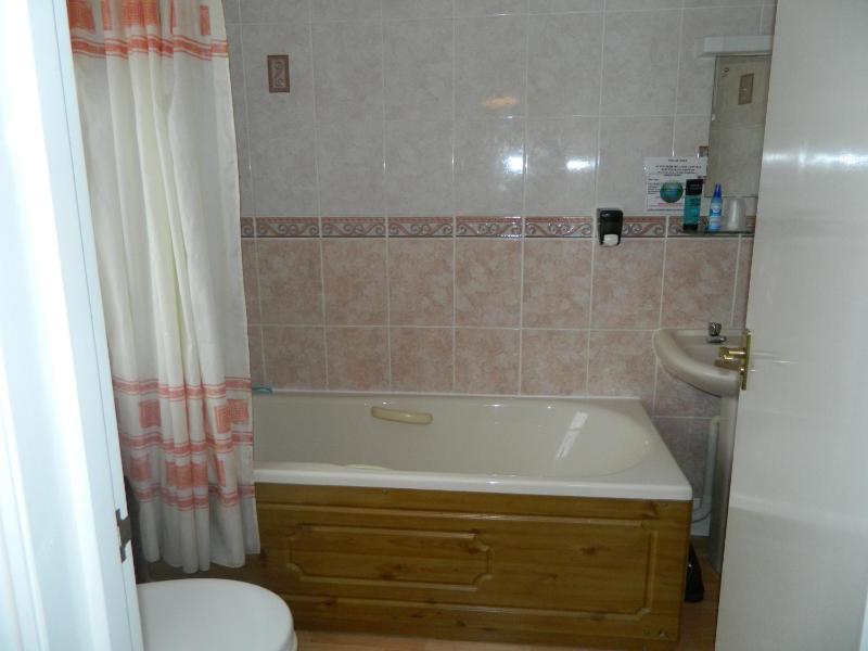 Twin Room image 2