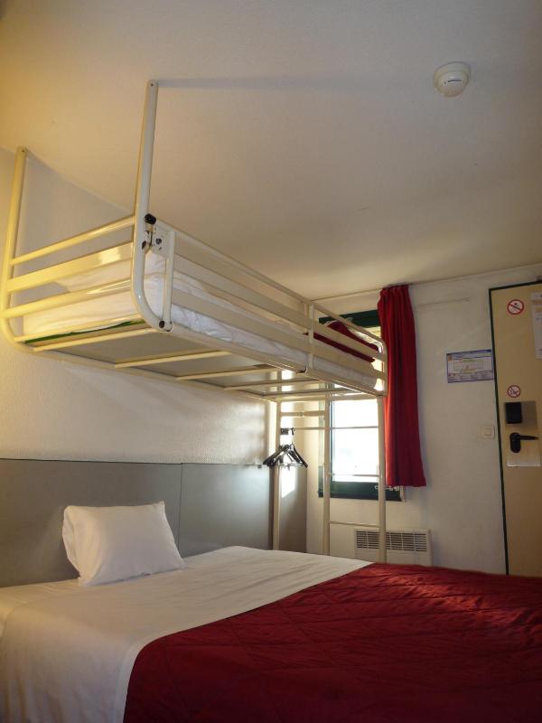 Triple Room (1 Double Bed + 1 Single Bed) image 2