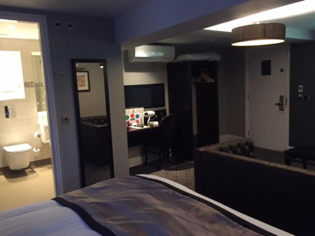 Family Room image 3