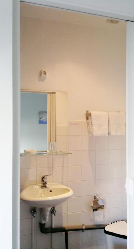 Twin Room image 3