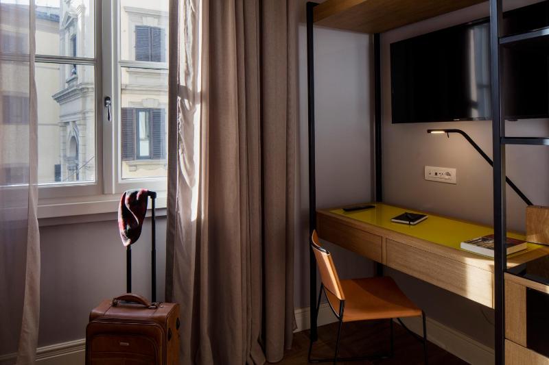 Deluxe Double Room image 3