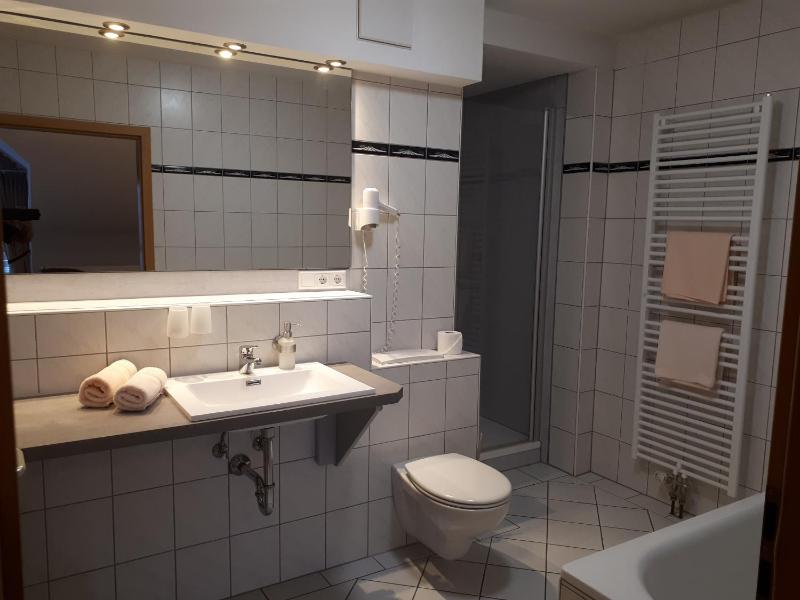 Deluxe Double Room with Bath image 4