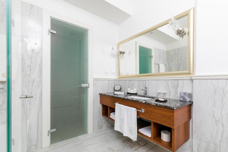 Deluxe Suite with Free Spa Access image 4