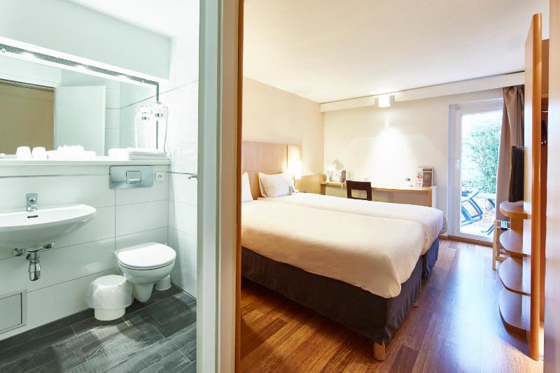 Standard Room with 2 Single Beds image 3