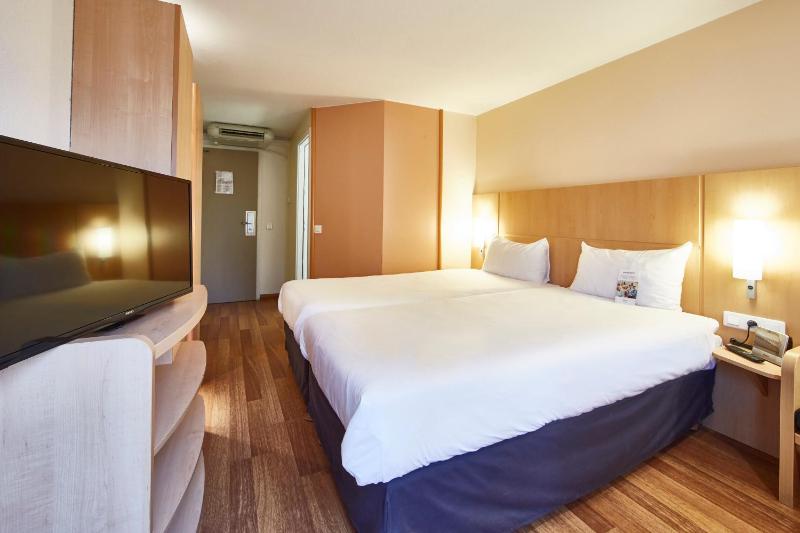 Standard Room with 2 Single Beds image 2
