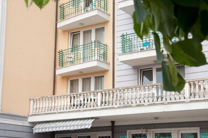 Studio with Balcony image 2