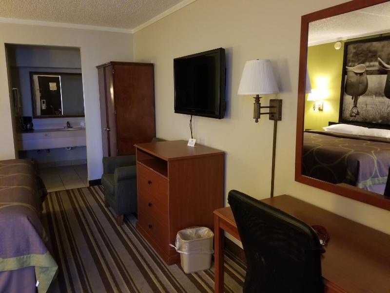 Queen Room with Two Queen Beds - Smoking image 2