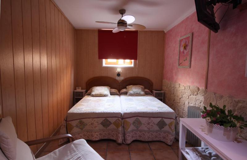 Twin Room with Shared Bathroom image 2
