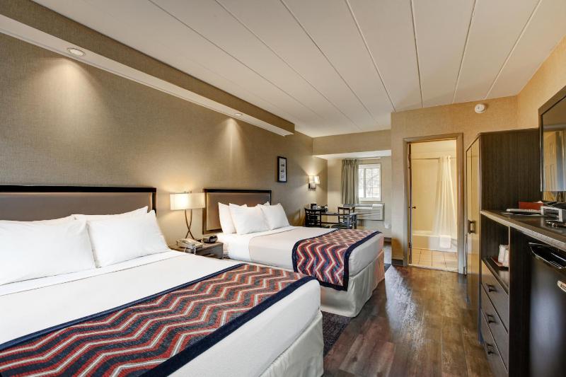 Queen Room with Two Queen Beds image 4