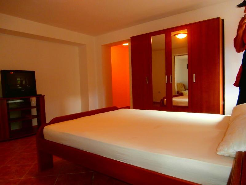 One-Bedroom Apartment with Patio and Sea View image 3