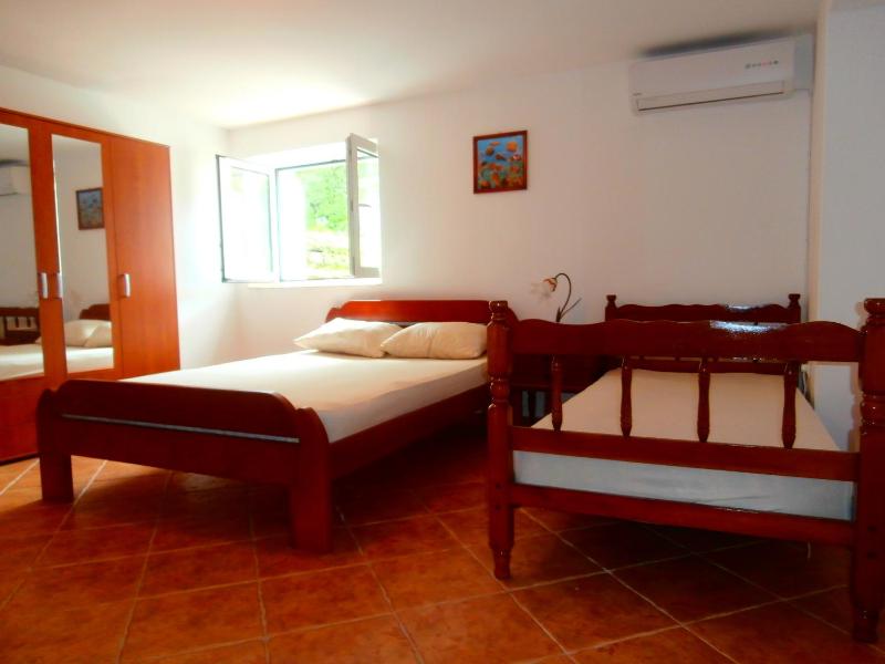 One-Bedroom Apartment with Patio and Sea View image 4