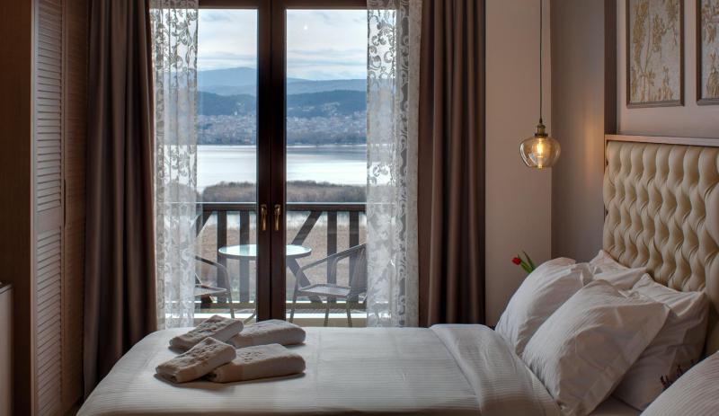 Deluxe Triple Room with Lake View image 3