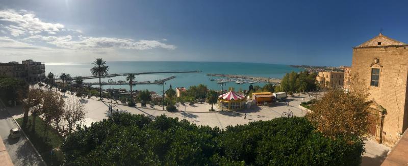 Deluxe Double Room with Sea View image 2