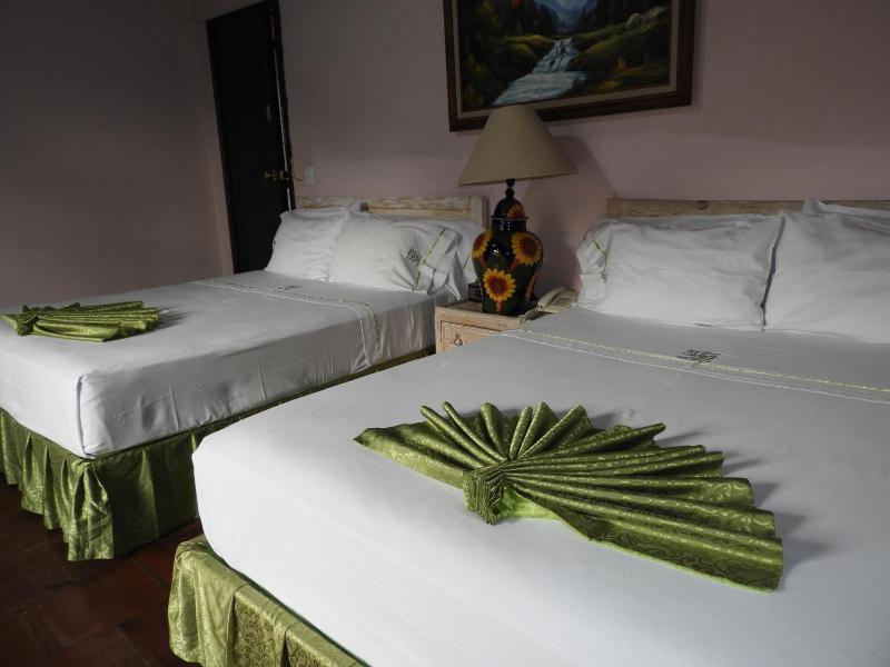 Deluxe King Room image 3