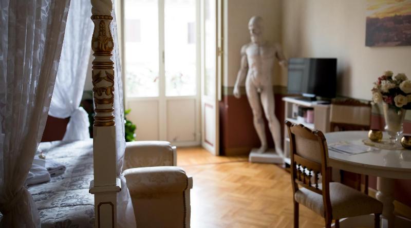 King Suite with Balcony image 3