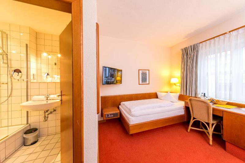 Twin Room image 4