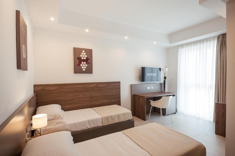 Twin Room image 2
