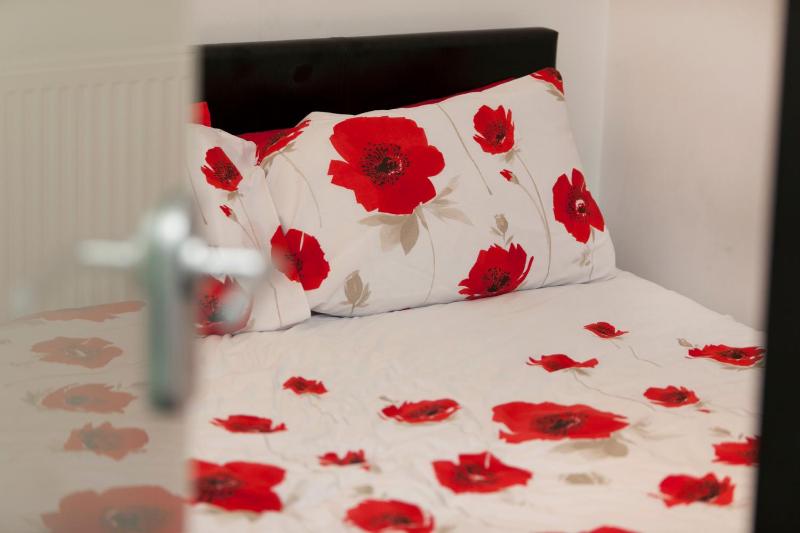 City Centre Lace Market Apartments - 2 Bedrooms Budget Apartment with 4 Beds and 2 Bathrooms and full Kitchen in George Street - close to Victoria Centre Shopping Centre and Nightlife - image 10