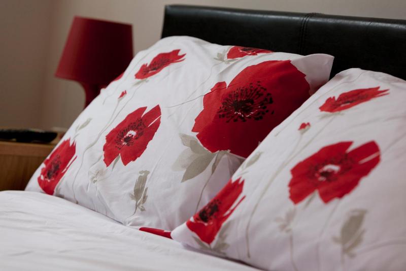 City Centre Lace Market Apartments - 2 Bedrooms Budget Apartment with 4 Beds and 2 Bathrooms and full Kitchen in George Street - close to Victoria Centre Shopping Centre and Nightlife - image 6