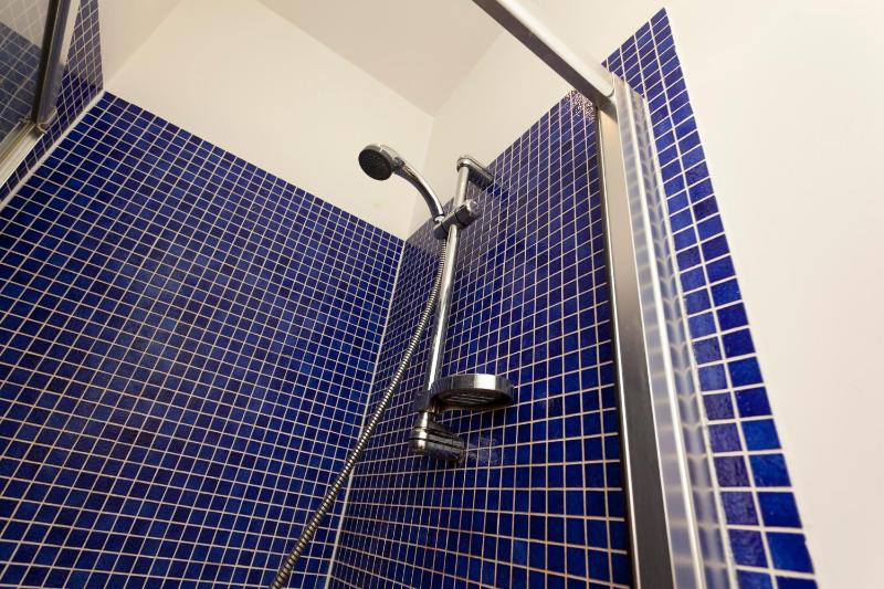 City Centre Lace Market Apartments - 2 Bedrooms Budget Apartment with 4 Beds and 2 Bathrooms and full Kitchen in George Street - close to Victoria Centre Shopping Centre and Nightlife - image 32