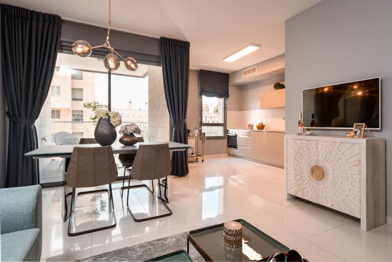 Luxury 2 bedrooms with balcony image 3